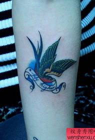 knabinoj ŝatas brakon malgrandan hirundan tatuadon