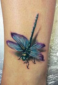 Ẹya tatuu ti 3D dragonfly lori awọn ẹsẹ obinrin