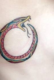 poitrine de garçon peint lignes abstraites géométriques tatouage de serpent petit animal photo