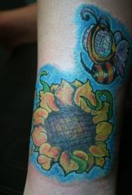 model de tatuaj de albine de poveste de culoare și de floarea soarelui