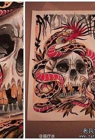 un manuscrito muy popular de tatuaje de serpiente y calavera