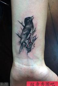 bracciu mudellu pupulare di tatuatu di uccello