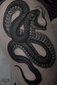 duży wzór tatuażu węża na nodze