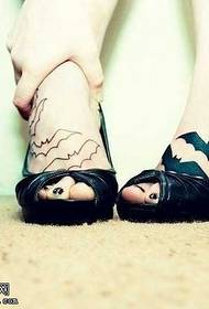 model de tatuaj liliac de picior