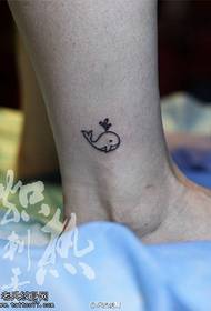 Татуировка на лодыжке с рисунком дельфина на лодыжке