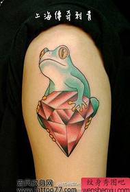 brațează un model de tatuaj cu diamante de broască