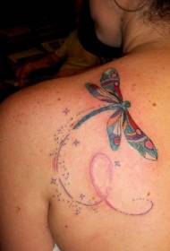 Color de hombro femenino hermoso patrón de tatuaje de libélula