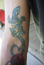 rankos tikroviškas geltonos ir mėlynos driežo tatuiruotės modelis