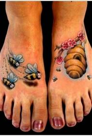 weka nyuki mrembo anayeruka kwenye muundo wa tattoo ya mzinga