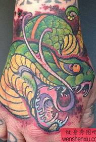 corak tatu kepala ular yang popular di bahagian belakang tangan