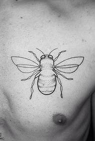 patrón de tatuaje de abeja en el pecho