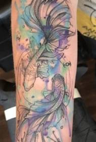 gutter malte akvarellskisse på armen til det kreative litterære tatoveringsbildet av gullfisk