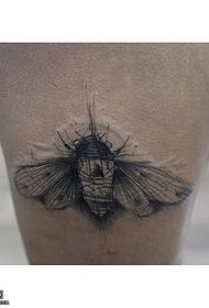 motif de tatouage abeille ligne de jambe