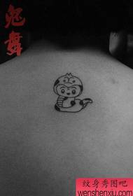 mazs čūskas tetovējuma raksts, kas ir populārs aizmugurē
