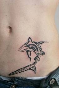 disegno del tatuaggio totem stile squalo nero in vita tribale