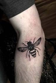 男孩的手臂上黑色灰色素描刺技巧創意蜜蜂紋身圖片