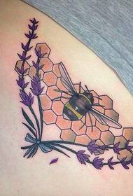 Patrón de tatuaxe de abeja en cintura