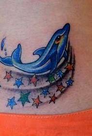 Delfīnu Pentagrammas tetovējums pēc jostasvietas