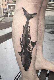 yon nwa modèl tatoo reken sou estati ti towo bèf la