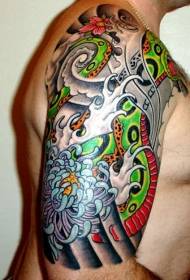 Голям модел на татуировка на зелена змия и хризантема в азиатски стил