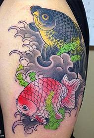 მხრის ორი goldfish tattoo ნიმუში