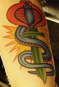 serpento kaj ponardo pentris tatuaje