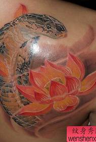 plecu 3D krāsas čūskas lotosa tetovējums