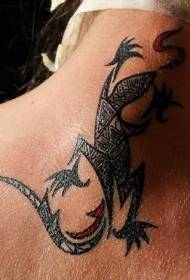 Patró de tatuatge de sargantana tribal de color negre al coll
