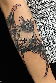 Rankos šikšnosparnio tatuiruotės modelis