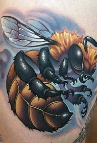 modello realistico del tatuaggio dell'ape della coscia