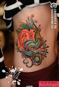 Prekrasan trbuh i lijepa i zgodna uzorak tetovaža zmija i ruža