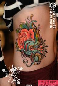 Bellissima pancia e bellissimo e bel serpente e motivo a tatuaggio rosa