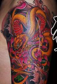 蛇纹身图案:手臂彩色蛇纹身图案