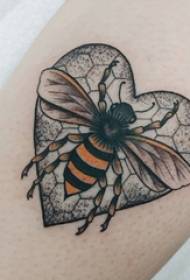 Jongens schilderden op de arm met een eenvoudige lijn van hartvormige en insectenbij tattoo-afbeeldingen