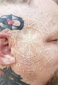 Kepribadian tato tinta putih naik dan pola tato tato bunga snowflake kecil