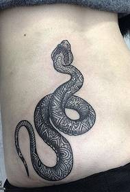 Patrón de tatuaje de serpiente en la cintura