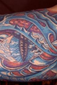 Patrón de tatuaxe de tiburón mariño de cor brazo mecánico