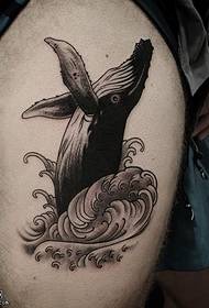 modello di tatuaggio squalo coscia