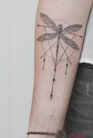 Os brazos dos nenos na liña negra elemento xeométrico creativo da tatuaxe da libélula