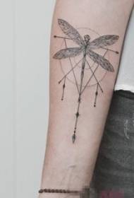 ragazzi braccio sulla linea nera elemento geometrico tatuaggio creativo libellula foto
