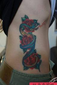 modello tatuaggio rosa serpente vita laterale ragazza