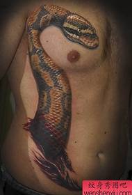 vita laterale Sul modello realistico del tatuaggio del serpente