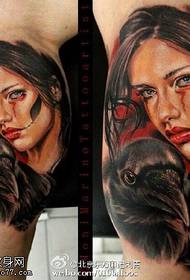 disegno del tatuaggio del corvo della donna sul braccio