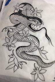 Pelottava käärme vaahteranlehden perinteinen tatuointikuvio käsikirjoitus