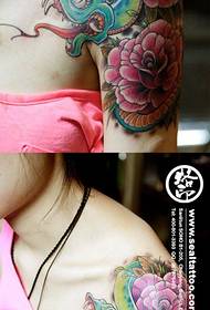 Arm vackert populära orm- och rosa tatueringsmönster