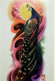 consiglia un'immagine a motivo di un tatuaggio color pavone