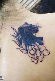 Iphethini emnyama ye-panther tattoo