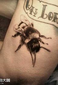 wzór tatuażu osobowości pszczoły nogi