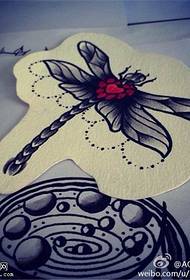 modello manoscritto tatuaggio libellula