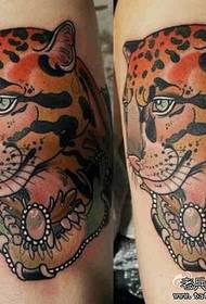 Mode is cool Een luipaardhoofd tattoo-patroon